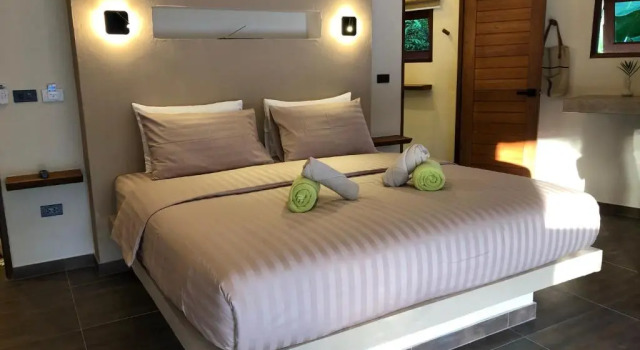 Baan Bai Mai, 2 villas, 8 bedrooms for 16 guests