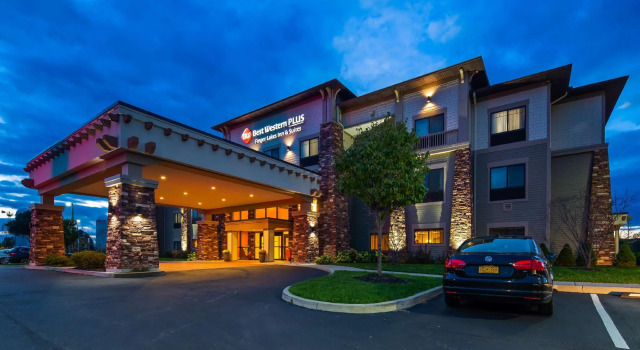 Кровать в общем номере Best Western Plus Finger Lakes Inn & Suites