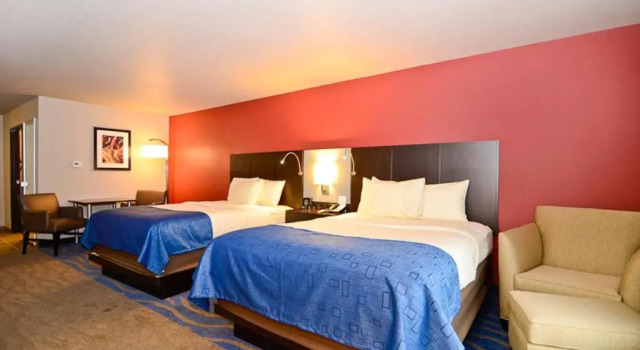 Четырёхместный номер Standard Astoria Hotel and Event Center