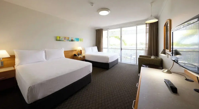 Четырёхместный номер Standard с балконом Cairns Harbourside Hotel