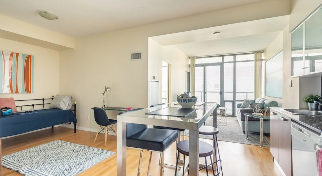 Luxury 1BR Executive Style Condo, Varaa Hotelli Toronto 