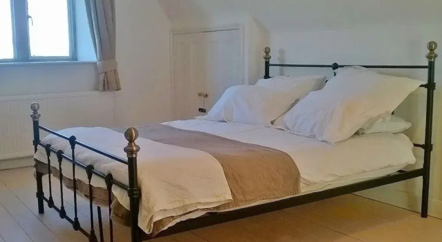 Battens Farm Cottages - B&B and Self-Catering Accommodation, Book Farm Stay Corsham Wiltshire