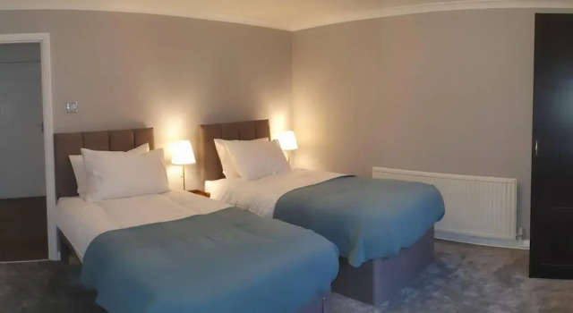 Spacious 2-bedroom Family Flat in Iver Heath, Забронировать Отель Бизнес-отели Англии, 4* 5*