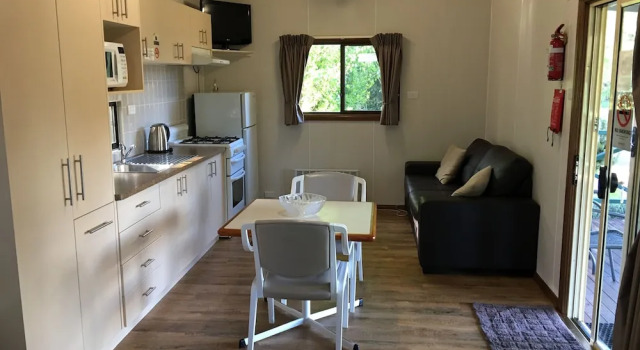 Двухместный номер Deluxe с балконом Gundagai Cabins & Tourist Park