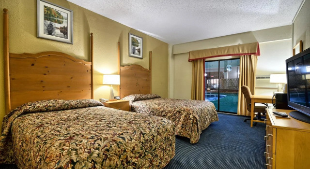 Katahdin Inn & Suites, Varaa Hotelli Hotellit New England uima-altaalla, Uima-allas