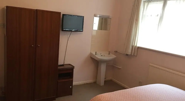 Linden Guest House, Забронировать Гостевой дом Отели Саутгемптона с парковкой, рядом с Titanic Honour &amp; Glory Exhibition - Southampton, Парковка