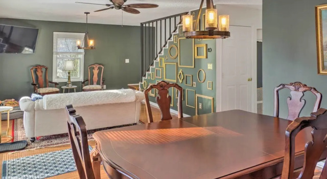 Blue Ridge Retreat w/ Mountain Views & Deck, Book Feriehus Hoteller i Mill Spring med parkering, Parkering