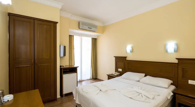 Трёхместный номер Standard с балконом Miray Hotel