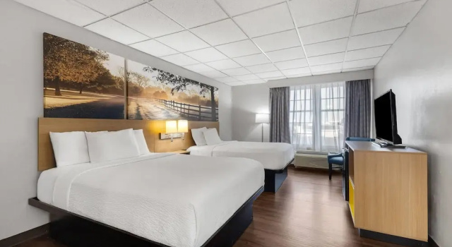 Четырёхместный номер Deluxe Days Inn by Wyndham Madisonville