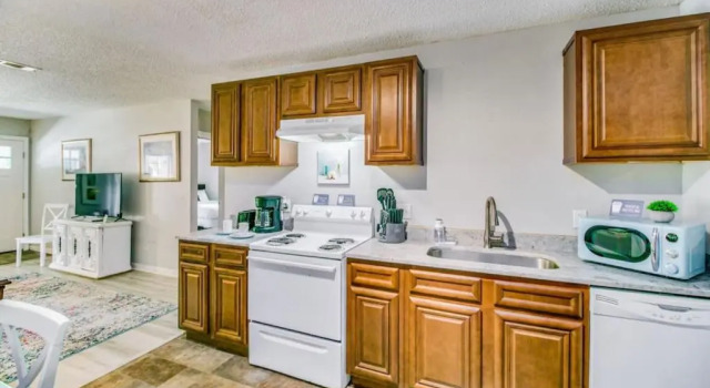 The Southern Oak- 10 mins to airport, 20 mins to beach