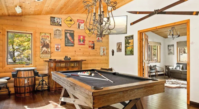 Summit Pine Lodge 4 BDR Minutes From Bear Lake!, Rezerwuj Dom wakacyjny Big Bear Lake Stany Zjednoczone