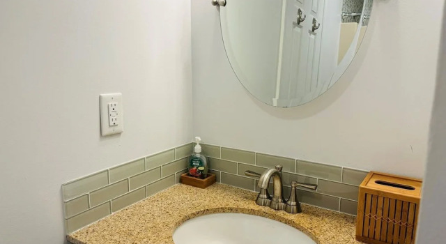 Коттедж с 4 комнатами Blue Crab Cottage 4 Bedroom Home by RedAwning
