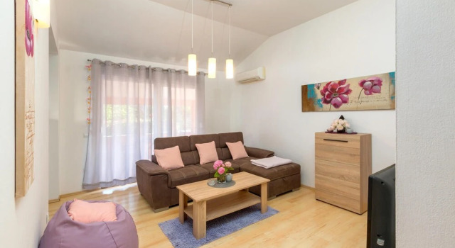 Pet Friendly Home In Peroj With Kitchen, Reserva ahora Hotel Hoteles en Peroj con aparcamiento, Aparcamiento