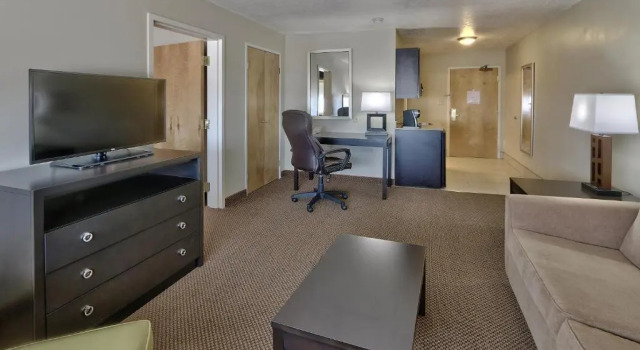 Люкс Holiday Inn & Suites Albuquerque Airport by IHG