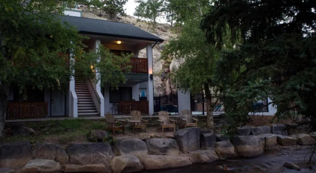 Четырёхместный номер Deluxe с красивым видом из окна Silver Moon Inn