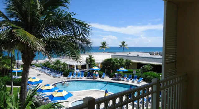 Номер Standard с частичным видом на океан Delray Sands Resort