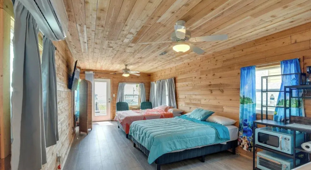 Апартаменты 1 Mi to Ocean: Colorful Freeport Beach Rental!