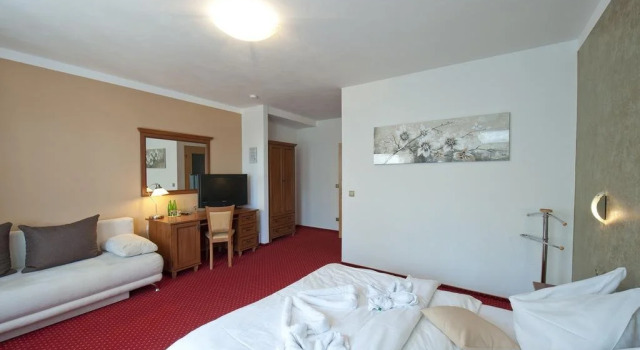 Hotel Garni Klaret, Забронировать Отель Вальтице Lednicko - Valticky areal, рядом с Colonnade na Reistně