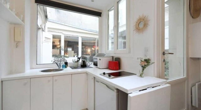 Small House Near the Eiffel Tower, Забронировать Дом для отпуска Коттеджи Парижа, рядом с Свято-Троицкий собор и Русский православный духовно-культурный центр, Коттедж