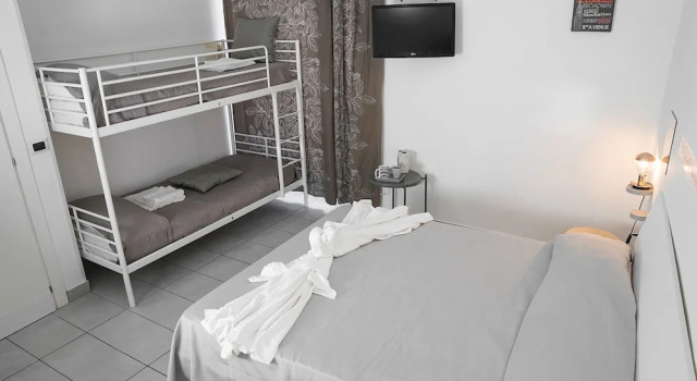 Nina Suites, Забронировать Отель Отели Неаполя 3 звезды, рядом с Кафедральный собор Неаполя, 3*