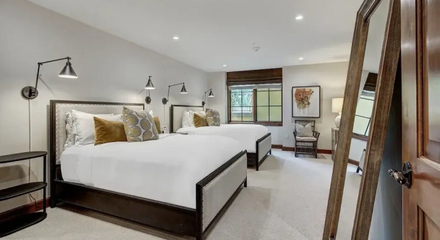 Remodeled 3 Bedroom Valley View at Ritz Carlton 3 Condo by RedAwning, Забронировать Апартаменты/квартира Отели Вейл с парковкой, Парковка