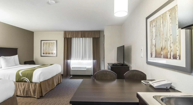 Четырёхместный номер Standard Quality Inn & Suites Thompson