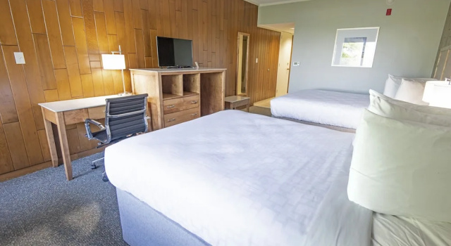 Четырёхместный номер Standard с балконом и с видом на озеро Barren River Lake State Resort Park