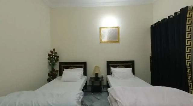 Room-cozy Guest Room in Rawalpindi - Per, Book Guesthouse Hotels in Islamabad with Parking, Parking