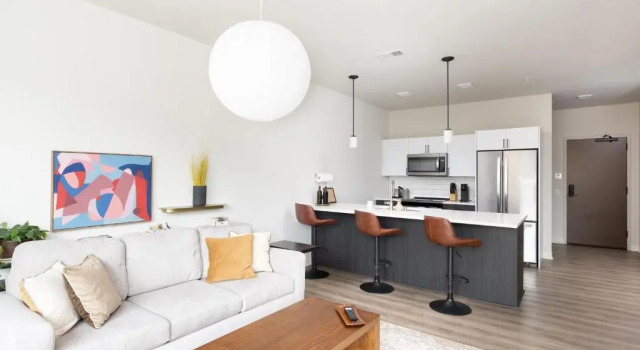 Апартаменты Flexhome East Side 1BR E3 - Brady St Balcony Lounge