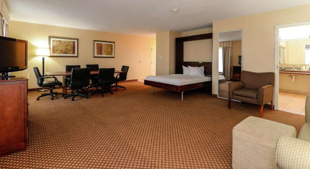 Люкс Hampton Inn & Suites Detroit/Chesterfield