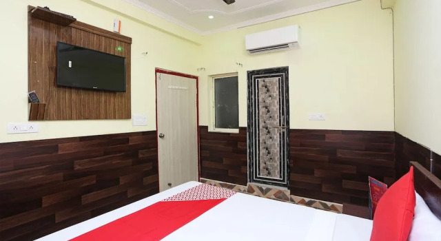 OYO 28801 Radhika Guest House