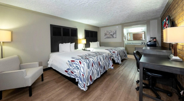 Четырёхместный номер Deluxe Red Roof Inn Monroe