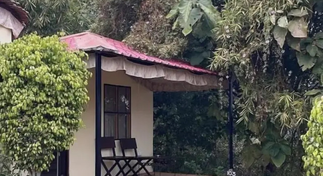 Shikaar Valley, Rezerwuj Hotel Hotele w Khilchīpur z basenem, Basen