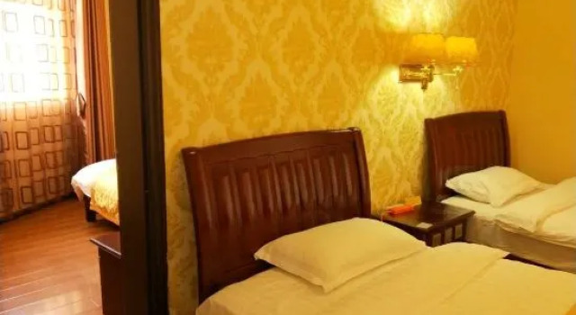 Полулюкс Lincang Yihai Hotel