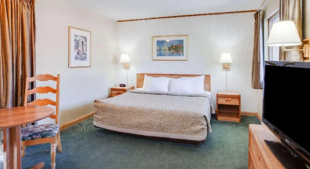 Четырёхместный номер Standard с видом на озеро Super 8 Beachfront by Wyndham Mackinaw City, MI