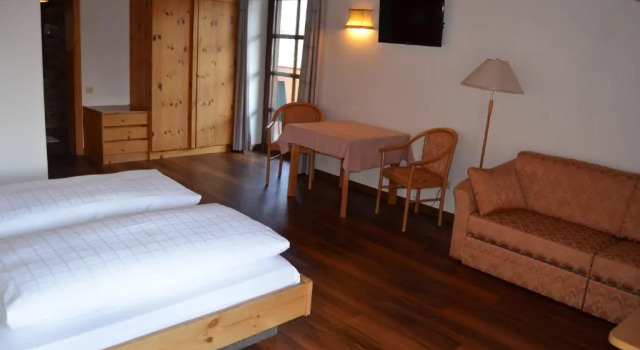 Трёхместный номер Standard с балконом Hotel Eden Guesthouse