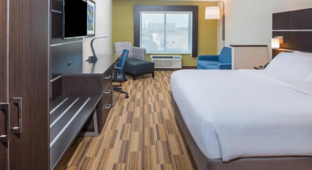 Люкс Holiday Inn Express Hotel & Suites Bismarck by IHG