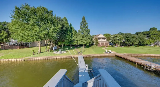 Коттедж с 3 комнатами Lakefront Home w/ Dock in Mabank: Near Golfing!