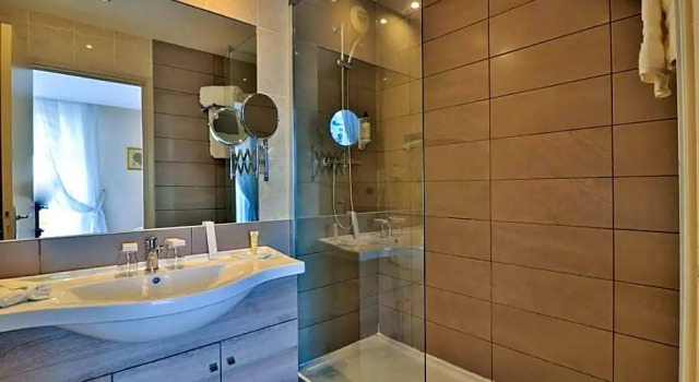Одноместный номер Standard с красивым видом из окна Best Western Plus Sanary