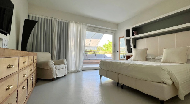 Трёхместный семейный номер Standard Augustus Hotel & Resort