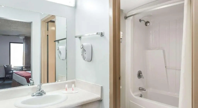Двухместный номер Standard Super 8 by Wyndham Adel GA I-75