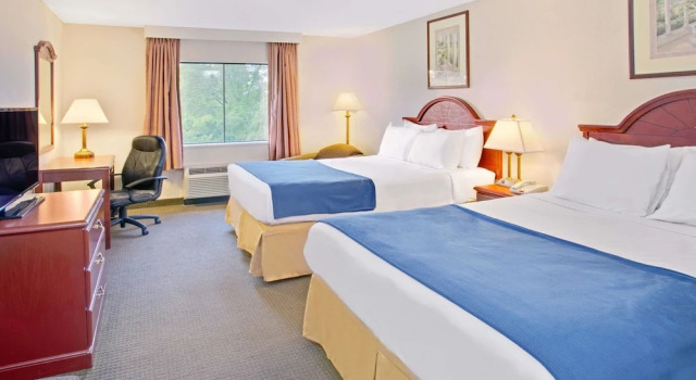 Четырёхместный студия люкс Days Inn & Suites by Wyndham Laurel Near Fort Meade