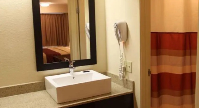 Четырёхместный номер Deluxe Red Roof Inn Washington, PA