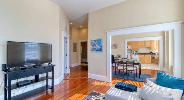 Open & Bright - 5 min drive to TIAA Bank field, Rezerwuj Hotel Jacksonville Floryda, w pobliżu Springfield Park