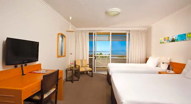 Четырёхместный номер Premium с видом на море Cairns Harbourside Hotel