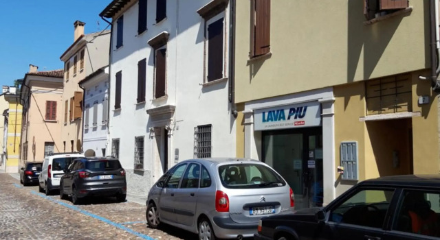 AKANTHO apartment, Buchen Sie Ferienwohnung Hotels in Mantua mit Parkplatz, Parkplätze