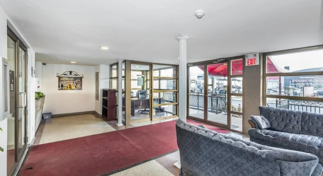 Magnificent Studio at Leaside -10 Mins to Downtown, Varaa Hotelli Toronto 
