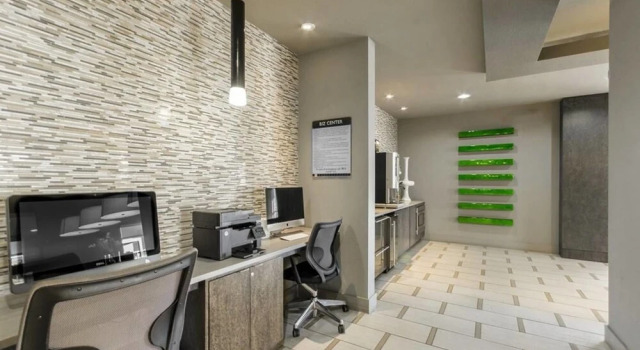 2BR Premium, Забронировать Апартаменты/квартира Отели Далласа с парковкой, рядом с Booker T. Washington School for Performing &amp; Visual Arts, Парковка