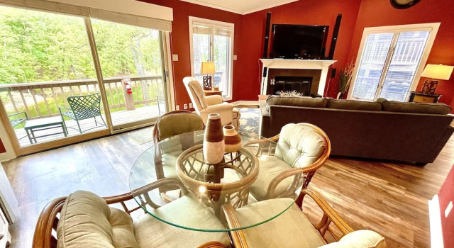 80BPD, Four bedroom, two 1/2 bath log-sided condo with lake view , garage by RedAwning, Varaa Huoneisto Mount Ida 