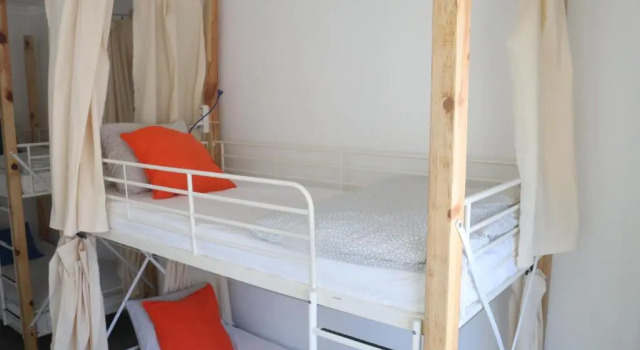 Кровать в общем номере Surfers Den Ericeira